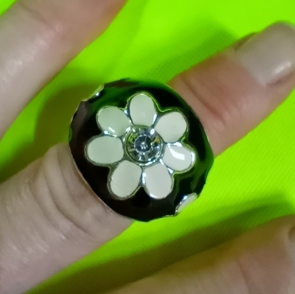 Silvertone flower 🌸 floral white black large ring size 8 - Picture 1 of 5